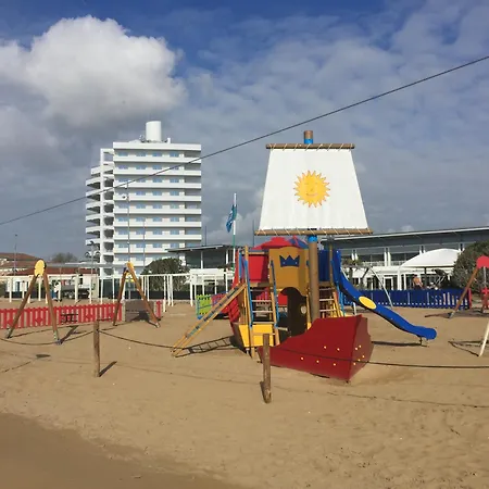 Palace With Small Swimming Pool, Private Beach, Parking Lejlighed