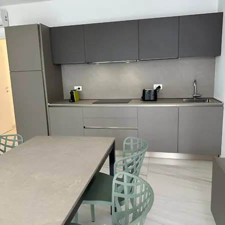 Palace With Small Swimming Pool, Private Beach, Parking Lido di Jesolo