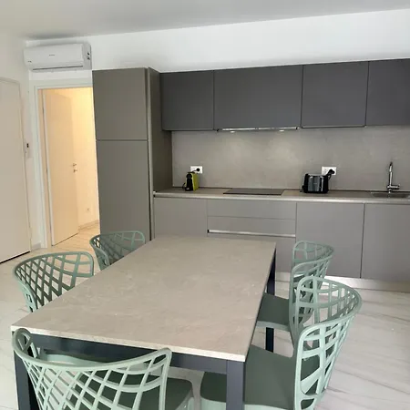 Palace With Small Swimming Pool, Private Beach, Parking * Lido di Jesolo