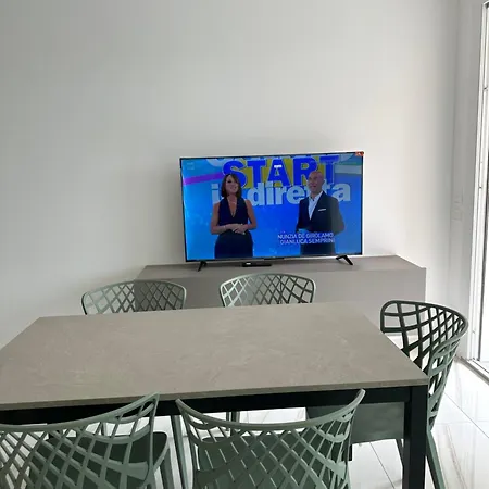 Palace With Small Swimming Pool, Private Beach, Parking Lejlighed