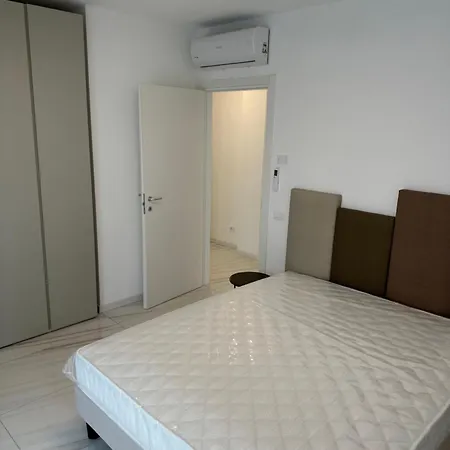 Palace With Small Swimming Pool, Private Beach, Parking Lejlighed *