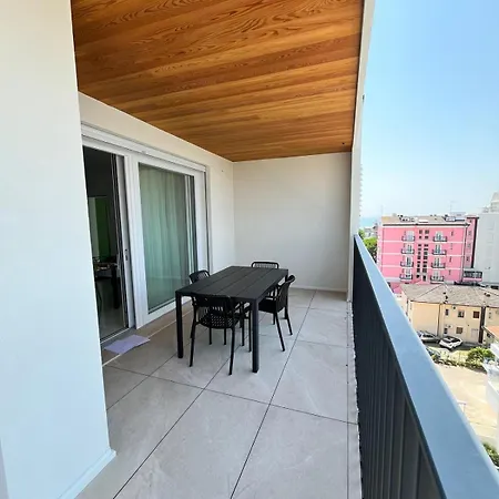 Palace With Small Swimming Pool, Private Beach, Parking Lejlighed