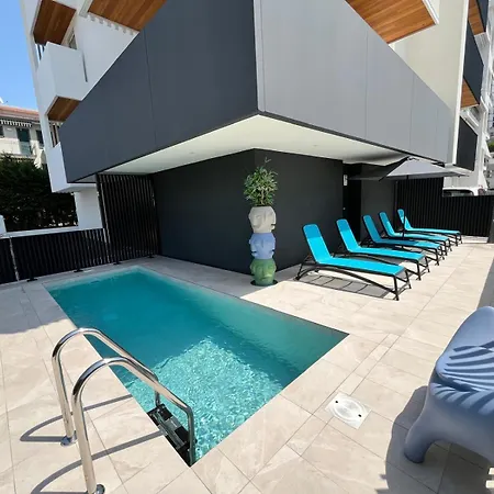 Palace With Small Swimming Pool, Private Beach, Parking Lejlighed