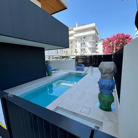 Palace With Small Swimming Pool, Private Beach, Parking Lejlighed