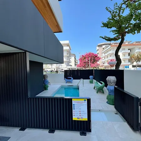 Palace With Small Swimming Pool, Private Beach, Parking Lejlighed *