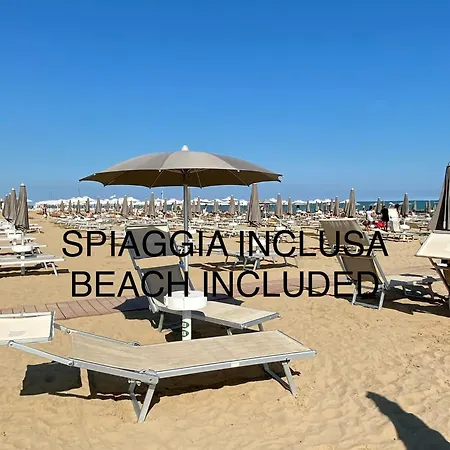 Palace With Small Swimming Pool, Private Beach, Parking Jesolo
